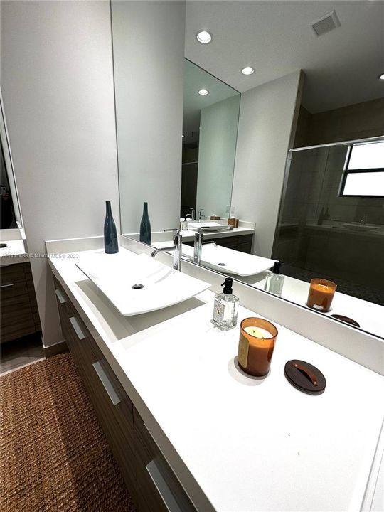 Recently Rented: $4,400 (3 beds, 2 baths, 1977 Square Feet)