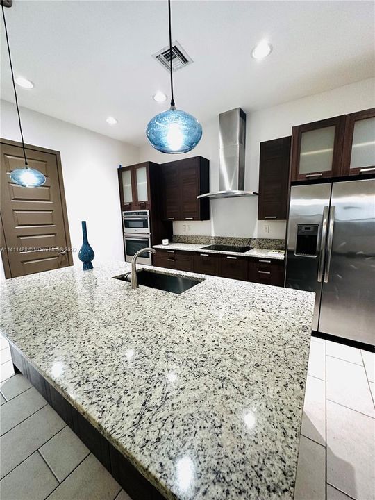 Recently Rented: $4,400 (3 beds, 2 baths, 1977 Square Feet)