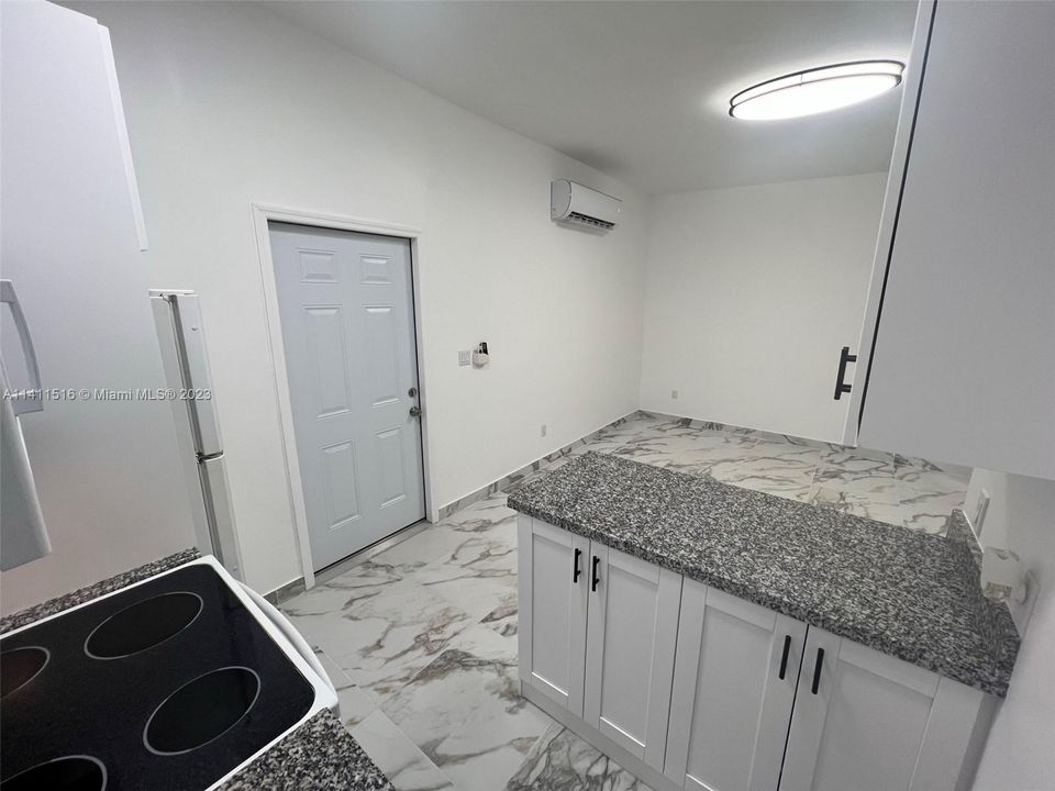 Recently Rented: $1,600 (1 beds, 1 baths, 400 Square Feet)