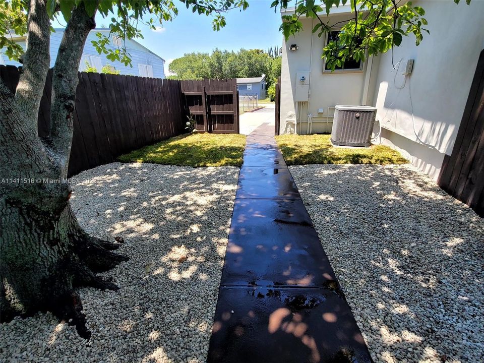 Recently Rented: $1,600 (1 beds, 1 baths, 400 Square Feet)