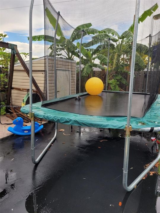 Recently Sold: $350,000 (3 beds, 1 baths, 1015 Square Feet)