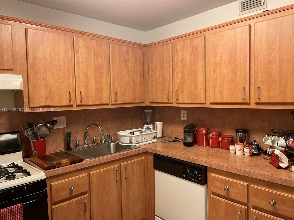 Recently Rented: $2,400 (2 beds, 1 baths, 1077 Square Feet)