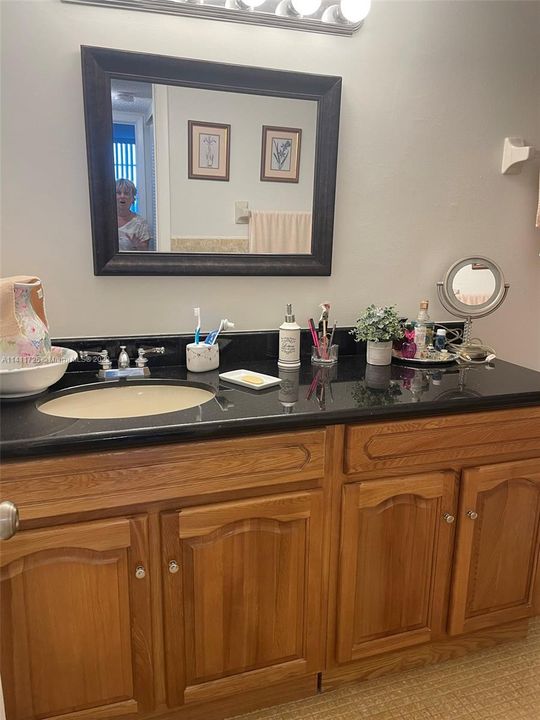 Recently Rented: $2,400 (2 beds, 1 baths, 1077 Square Feet)