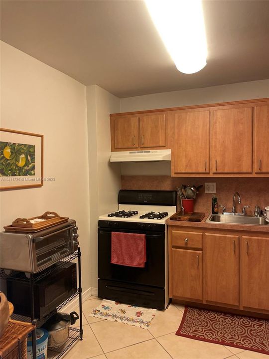 Recently Rented: $2,400 (2 beds, 1 baths, 1077 Square Feet)