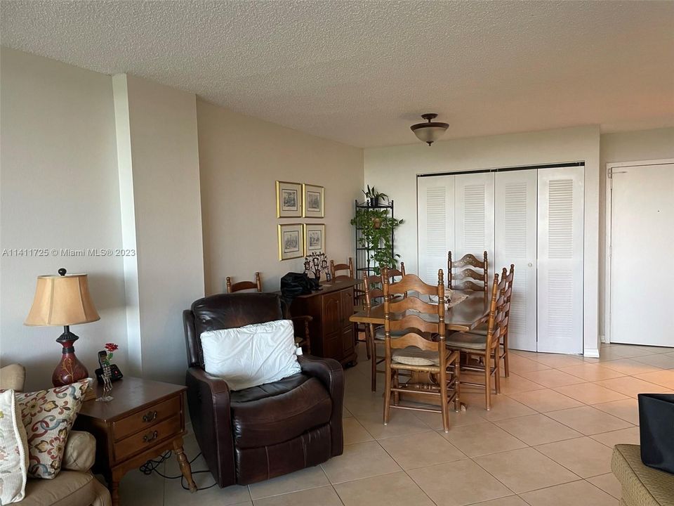 Recently Rented: $2,400 (2 beds, 1 baths, 1077 Square Feet)