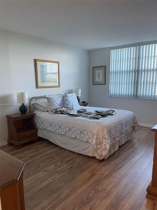 Recently Rented: $2,400 (2 beds, 1 baths, 1077 Square Feet)