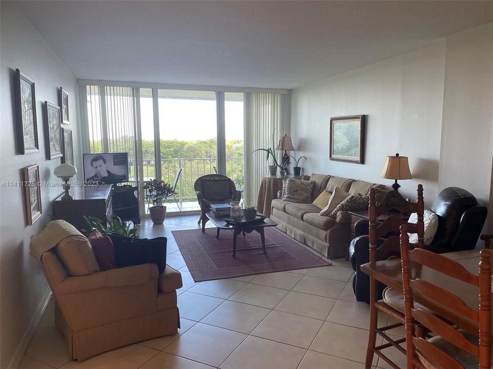 Recently Rented: $2,400 (2 beds, 1 baths, 1077 Square Feet)