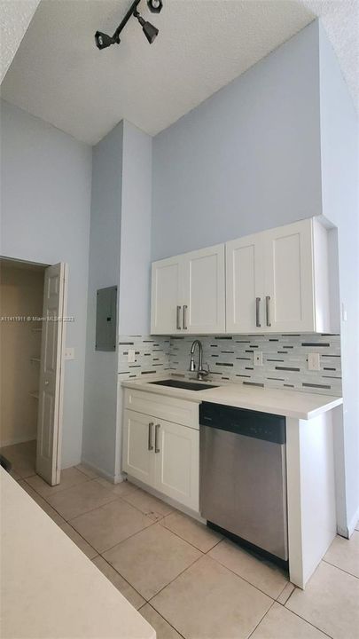 Recently Rented: $2,100 (2 beds, 2 baths, 942 Square Feet)