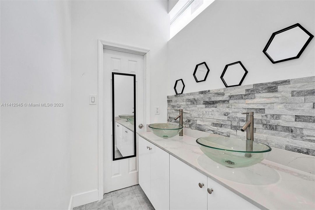 Recently Rented: $1,800 (1 beds, 1 baths, 600 Square Feet)