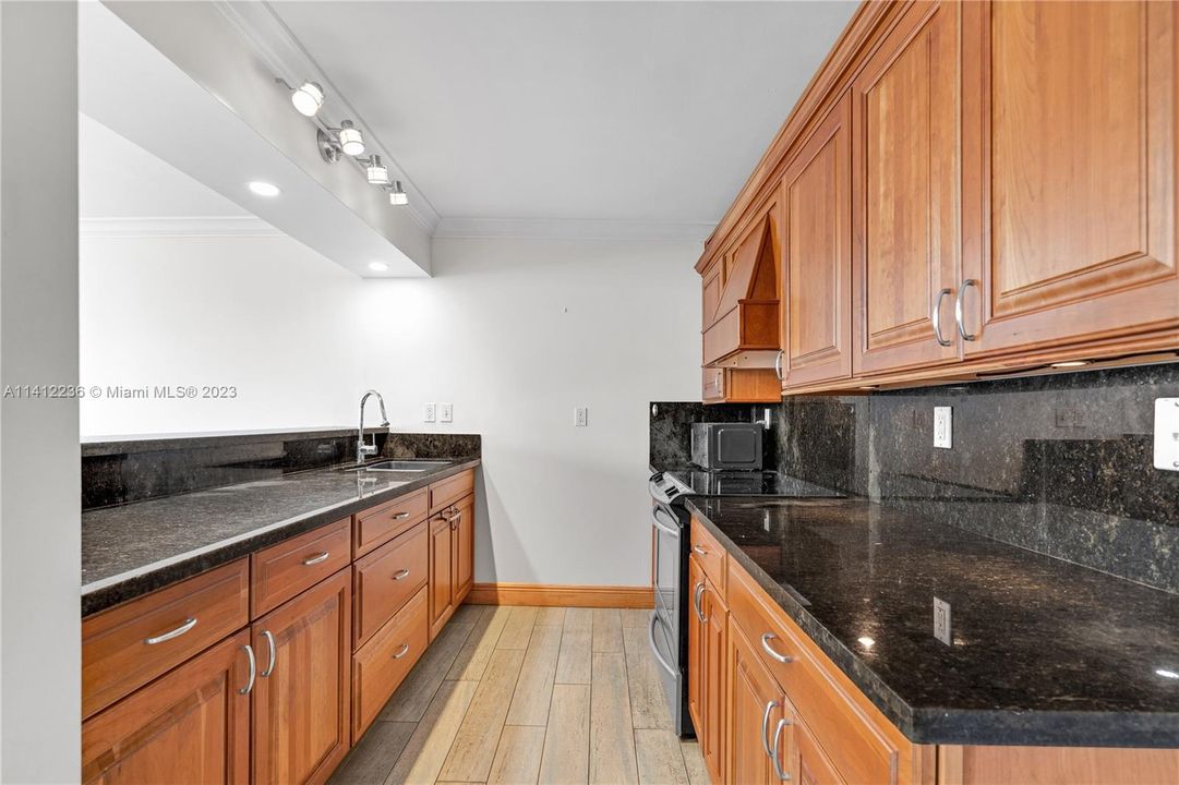 For Sale: $550,000 (1 beds, 1 baths, 654 Square Feet)