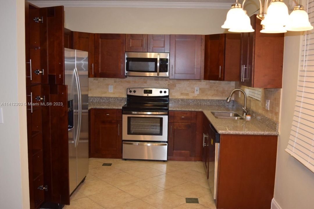 Recently Rented: $3,600 (3 beds, 3 baths, 1784 Square Feet)