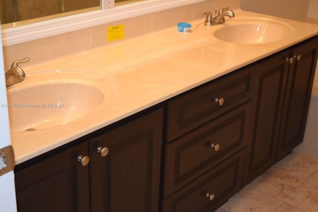 Recently Rented: $3,600 (3 beds, 3 baths, 1784 Square Feet)