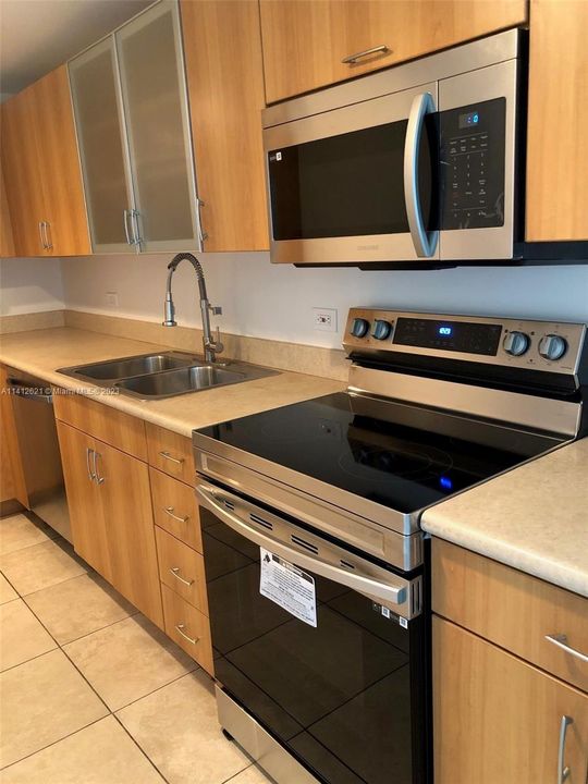 Recently Rented: $2,150 (1 beds, 1 baths, 825 Square Feet)