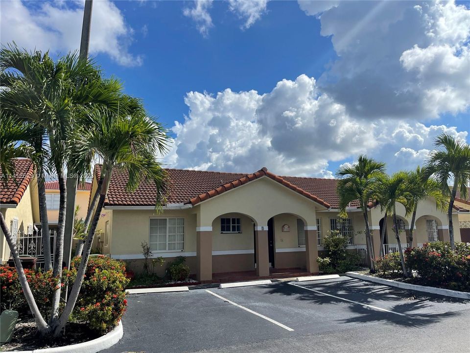 Недавно продано: $335,000 (2 спален, 2 ванн, 1020 Квадратных фут)