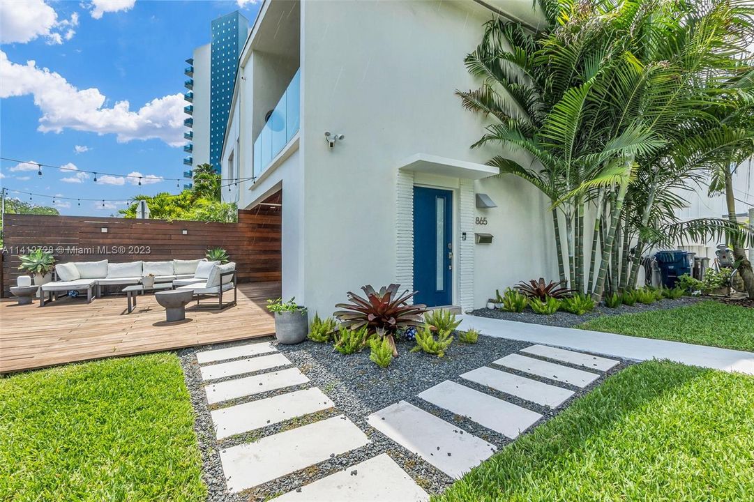 Recently Sold: $1,100,000 (2 beds, 2 baths, 1632 Square Feet)