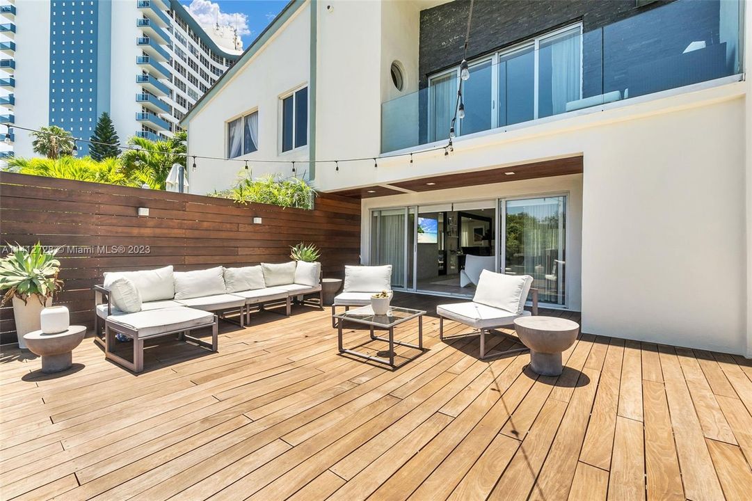 Recently Sold: $1,100,000 (2 beds, 2 baths, 1632 Square Feet)