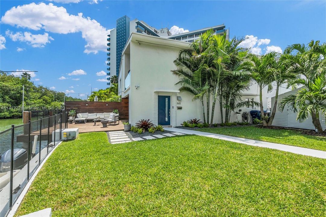 Recently Sold: $1,100,000 (2 beds, 2 baths, 1632 Square Feet)