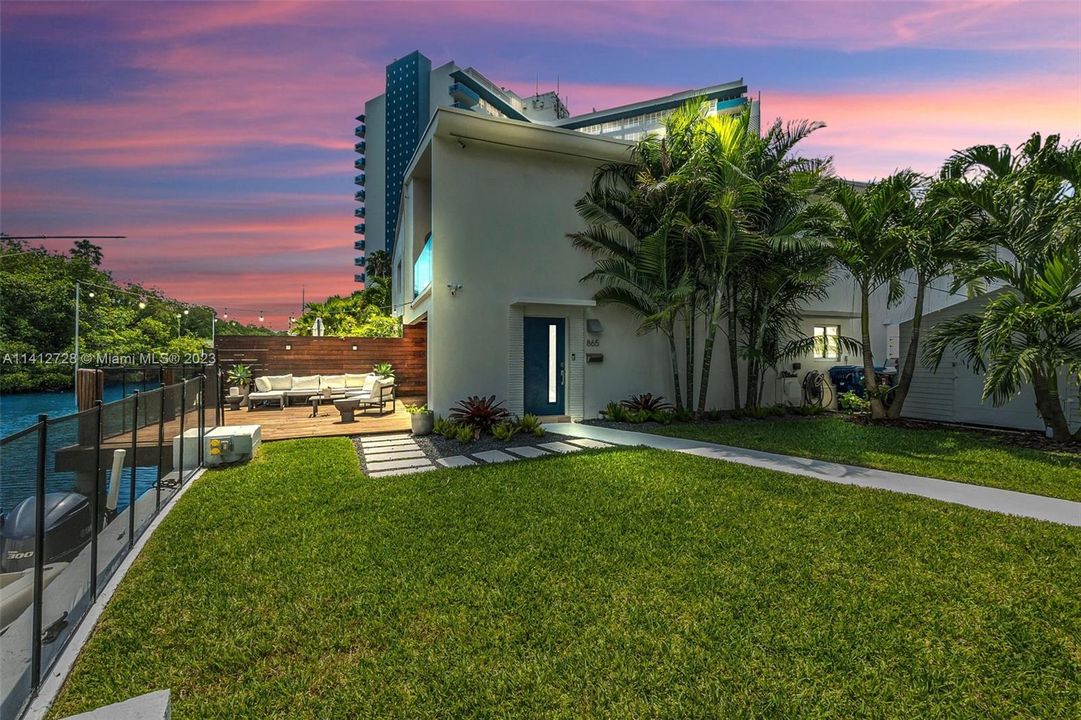 Recently Sold: $1,100,000 (2 beds, 2 baths, 1632 Square Feet)