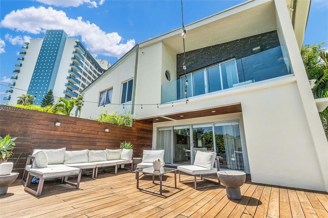 Recently Sold: $1,100,000 (2 beds, 2 baths, 1632 Square Feet)