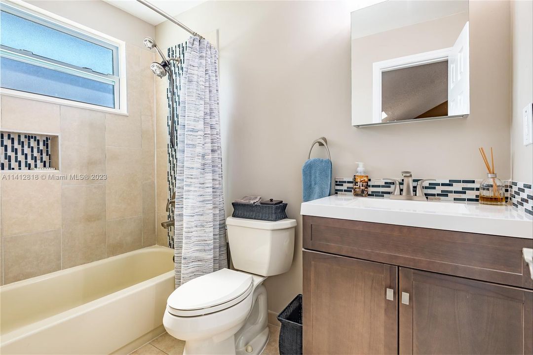 Recently Sold: $349,000 (3 beds, 2 baths, 1427 Square Feet)