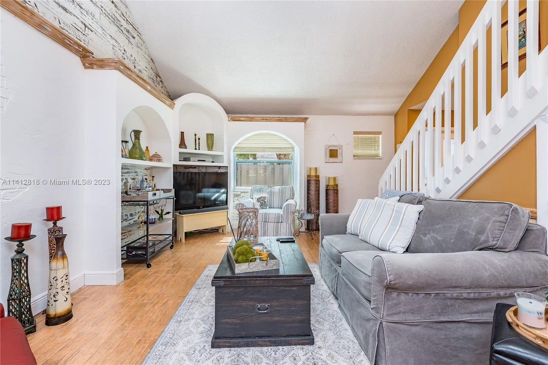 Recently Sold: $349,000 (3 beds, 2 baths, 1427 Square Feet)