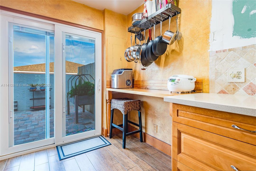 Recently Sold: $349,000 (3 beds, 2 baths, 1427 Square Feet)