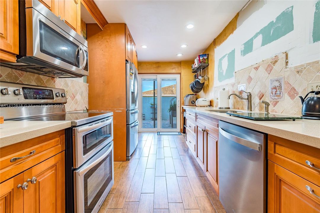 Recently Sold: $349,000 (3 beds, 2 baths, 1427 Square Feet)