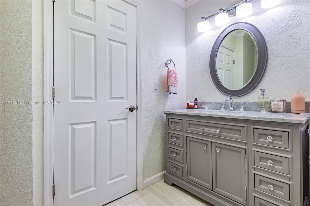 Recently Sold: $349,000 (3 beds, 2 baths, 1427 Square Feet)