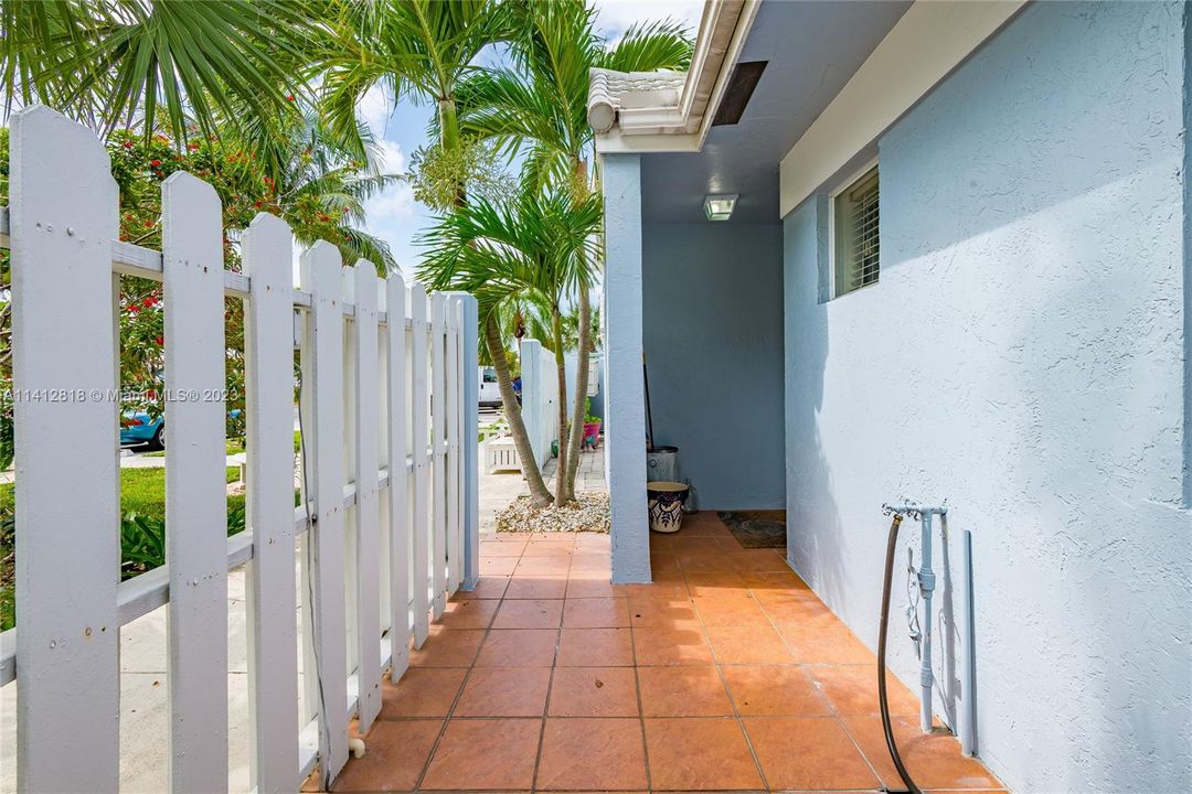 Recently Sold: $349,000 (3 beds, 2 baths, 1427 Square Feet)