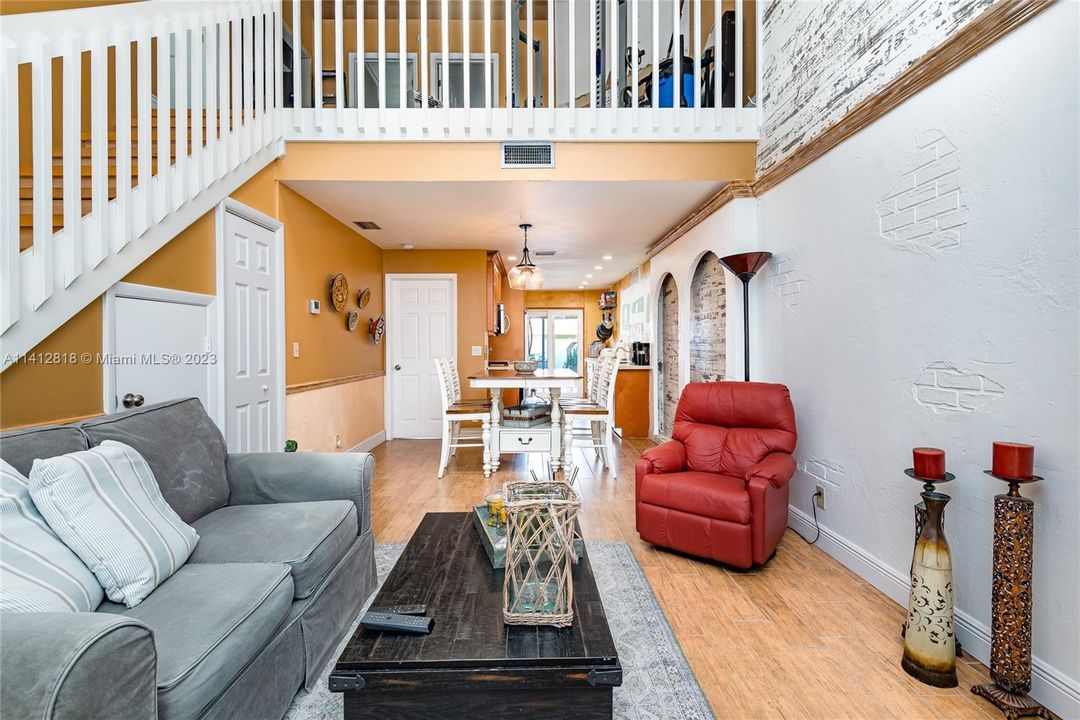 Recently Sold: $349,000 (3 beds, 2 baths, 1427 Square Feet)