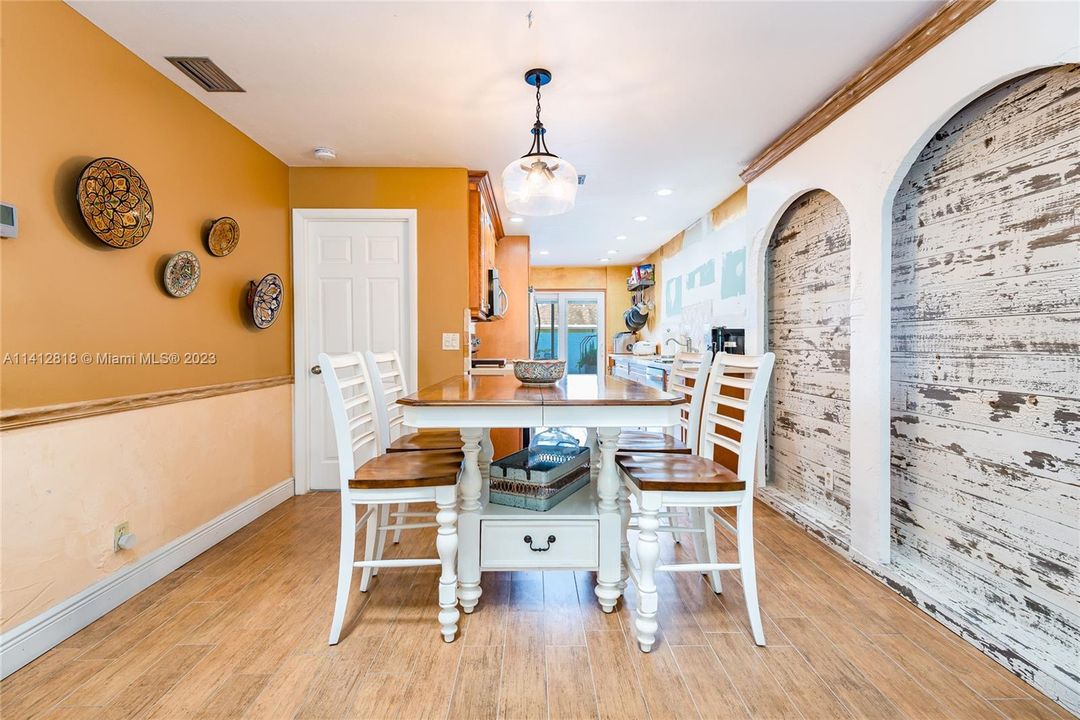 Recently Sold: $349,000 (3 beds, 2 baths, 1427 Square Feet)