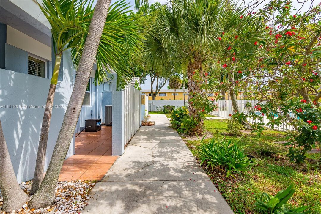 Recently Sold: $349,000 (3 beds, 2 baths, 1427 Square Feet)