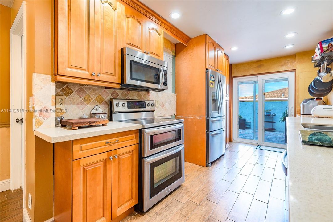 Recently Sold: $349,000 (3 beds, 2 baths, 1427 Square Feet)