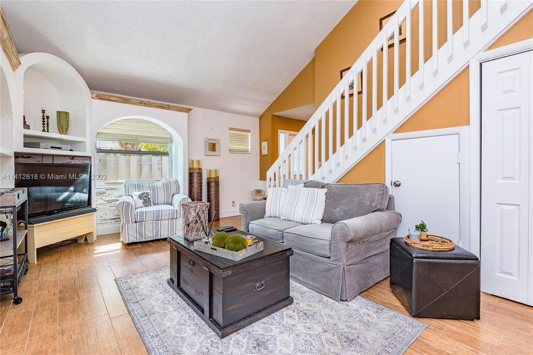 Recently Sold: $349,000 (3 beds, 2 baths, 1427 Square Feet)