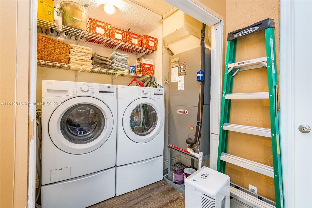 Recently Sold: $349,000 (3 beds, 2 baths, 1427 Square Feet)