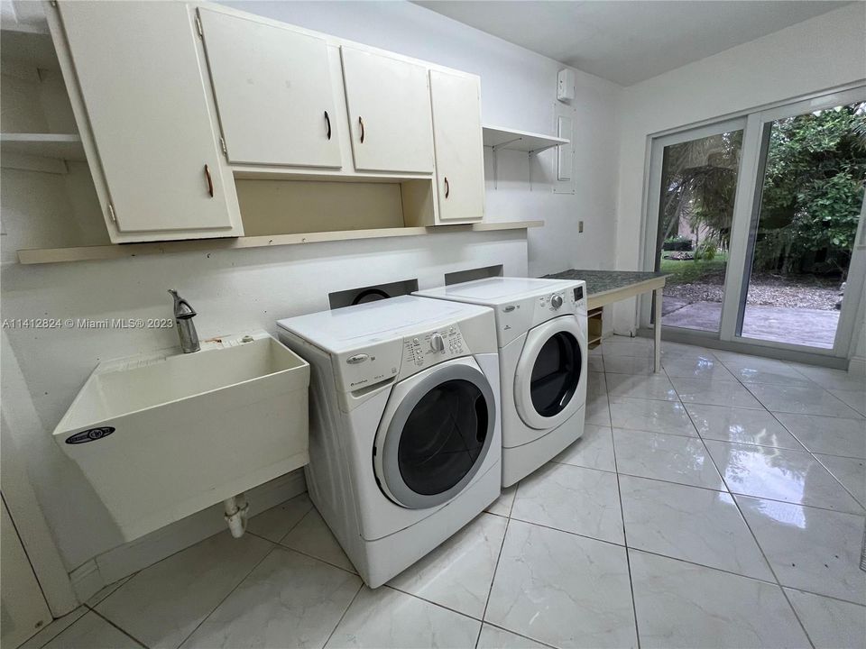 Recently Sold: $680,000 (4 beds, 3 baths, 2392 Square Feet)