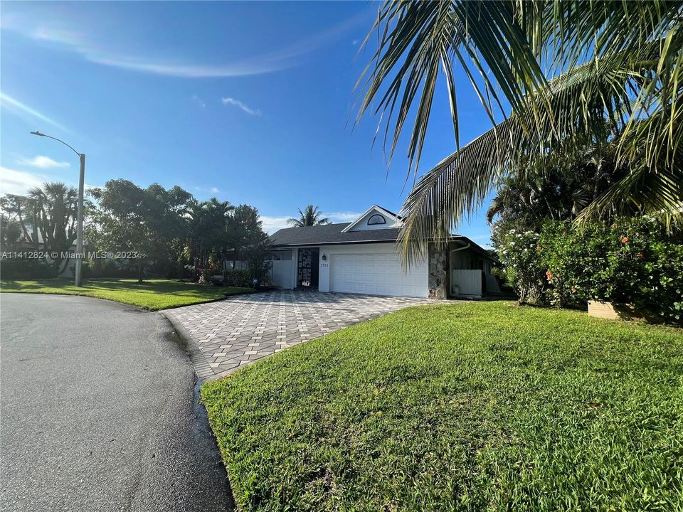 Recently Sold: $680,000 (4 beds, 3 baths, 2392 Square Feet)