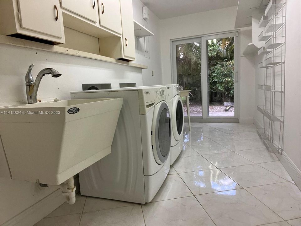 Recently Sold: $680,000 (4 beds, 3 baths, 2392 Square Feet)