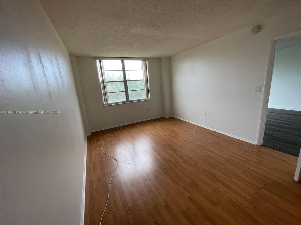 Active With Contract: $168,000 (1 beds, 1 baths, 840 Square Feet)