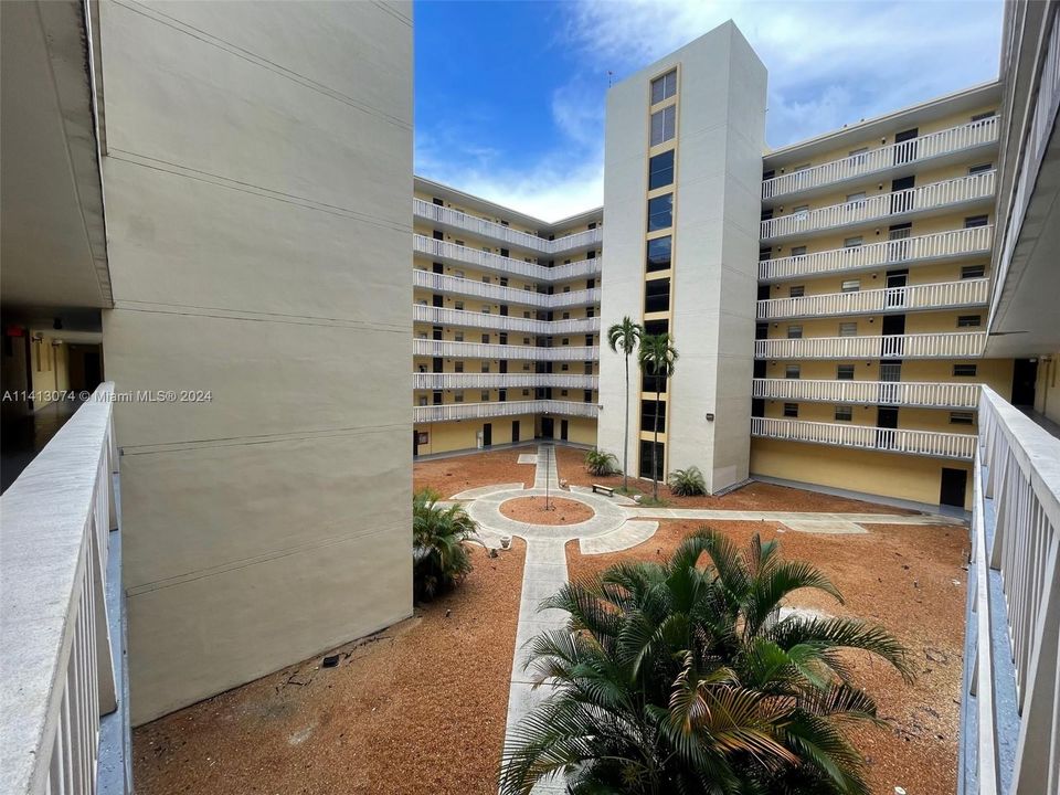 Active With Contract: $168,000 (1 beds, 1 baths, 840 Square Feet)