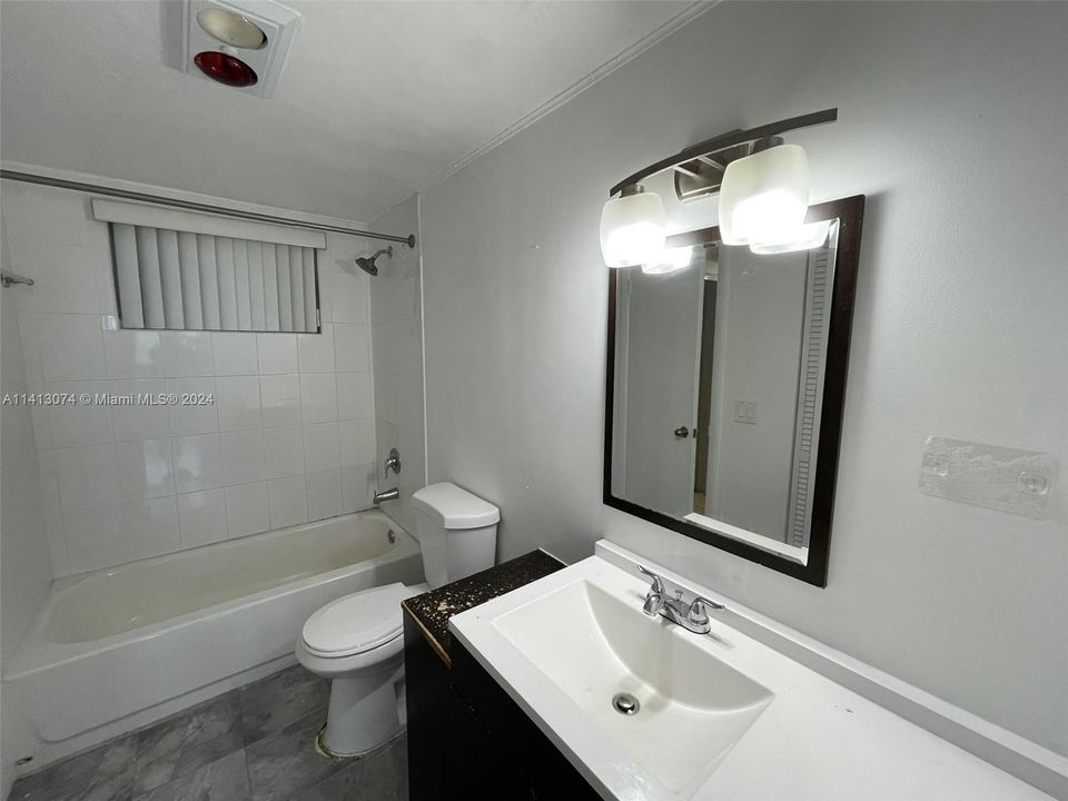 Active With Contract: $168,000 (1 beds, 1 baths, 840 Square Feet)