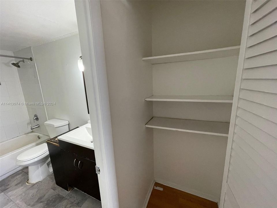 Active With Contract: $168,000 (1 beds, 1 baths, 840 Square Feet)