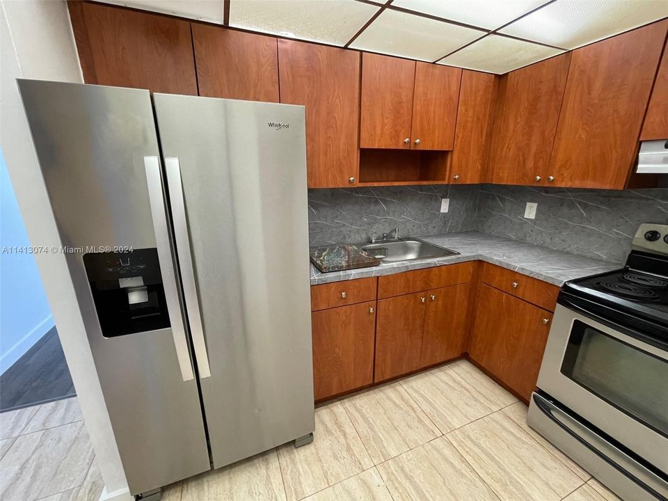 Active With Contract: $168,000 (1 beds, 1 baths, 840 Square Feet)