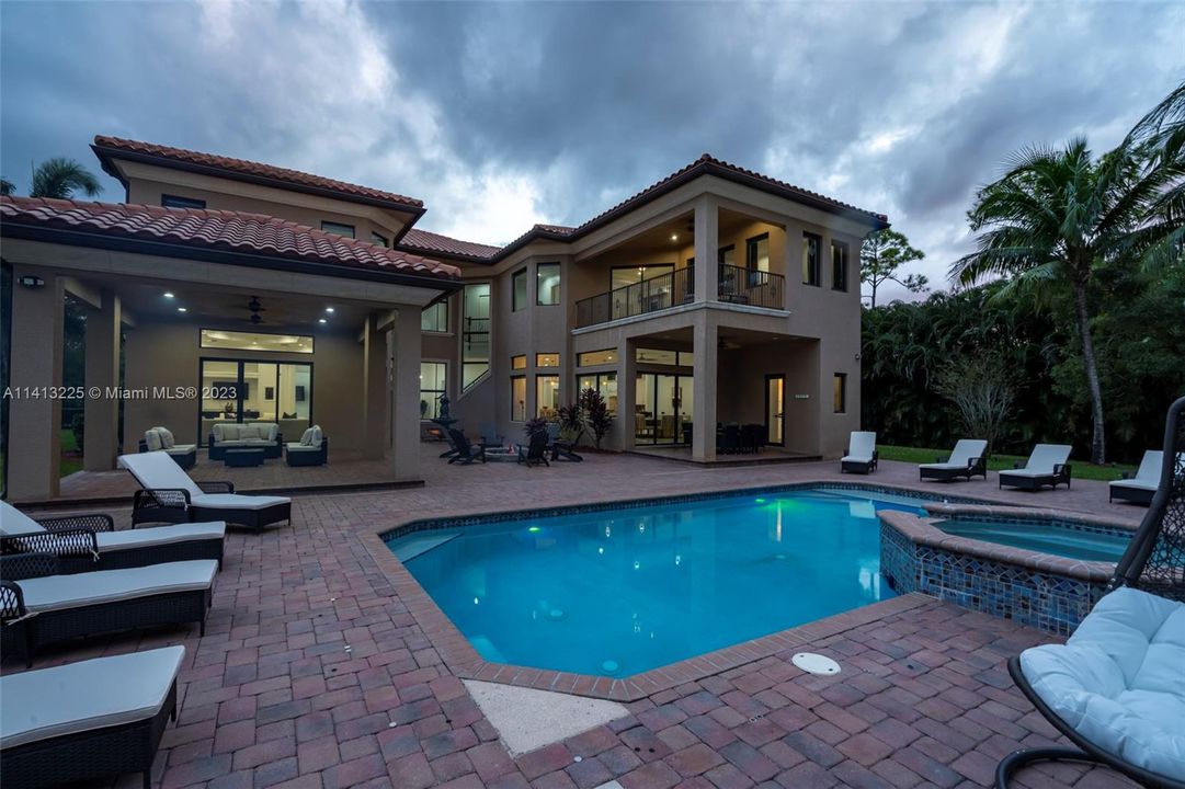 Vendido Recientemente: $2,695,000 (8 camas, 6 baños, 5848 Pies cuadrados)