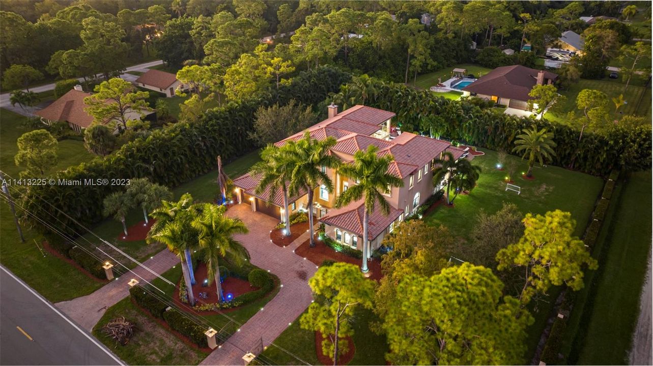 Vendido Recientemente: $2,695,000 (8 camas, 6 baños, 5848 Pies cuadrados)