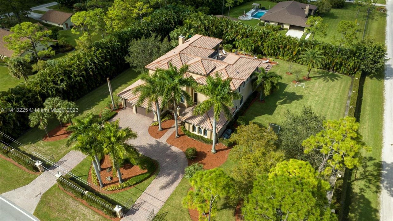 Vendido Recientemente: $2,695,000 (8 camas, 6 baños, 5848 Pies cuadrados)