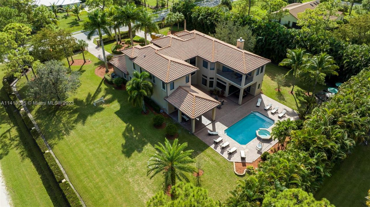 Vendido Recientemente: $2,695,000 (8 camas, 6 baños, 5848 Pies cuadrados)