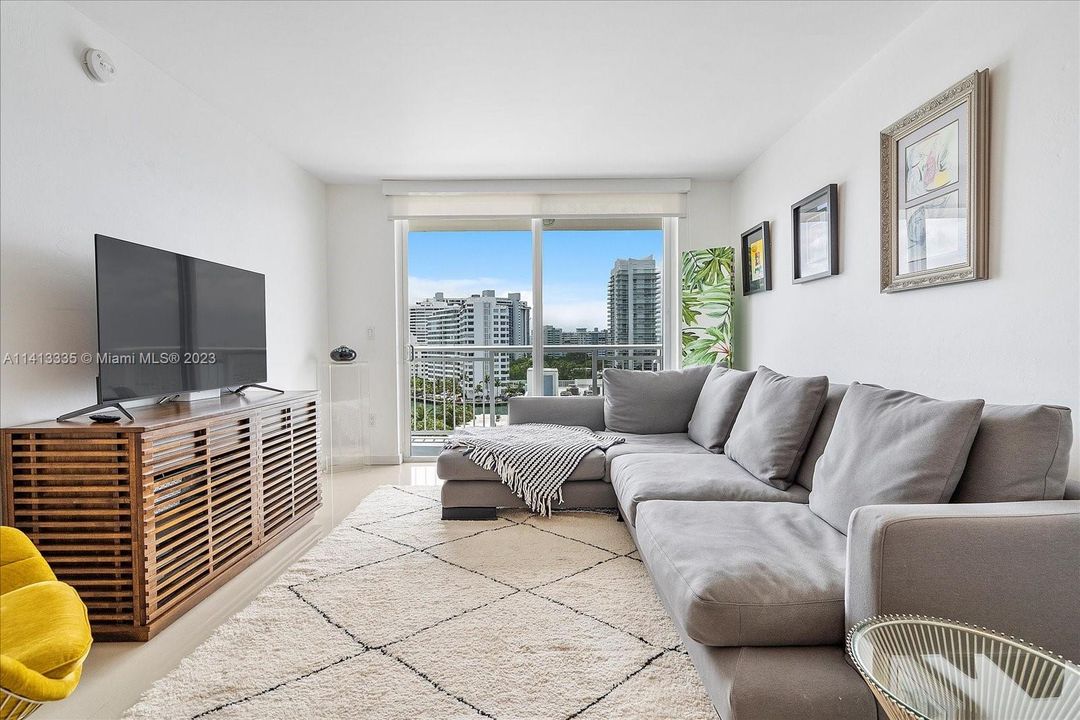 Recently Sold: $405,000 (1 beds, 1 baths, 718 Square Feet)