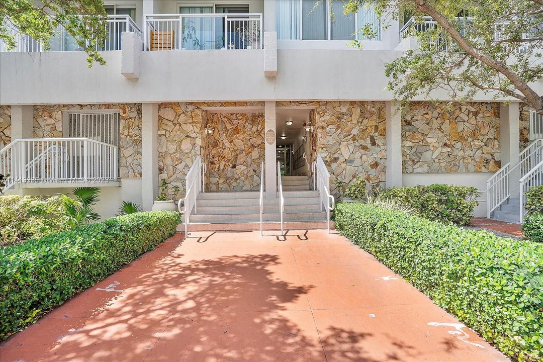 Recently Sold: $405,000 (1 beds, 1 baths, 718 Square Feet)