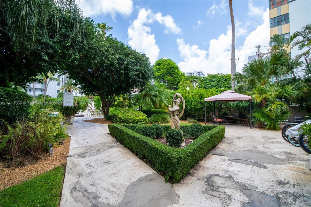 Recently Rented: $1,750 (0 beds, 1 baths, 340 Square Feet)